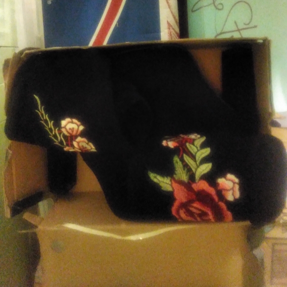 Floral Knee length boots - Picture 2 of 2